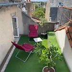 So British ! Atypique Et Sa Petite Terrasse Apartment