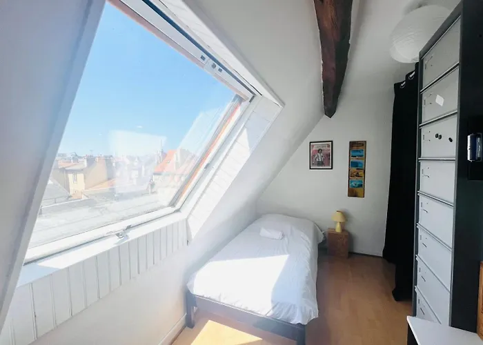 So British ! Atypique Et Sa Petite Terrasse Apartment